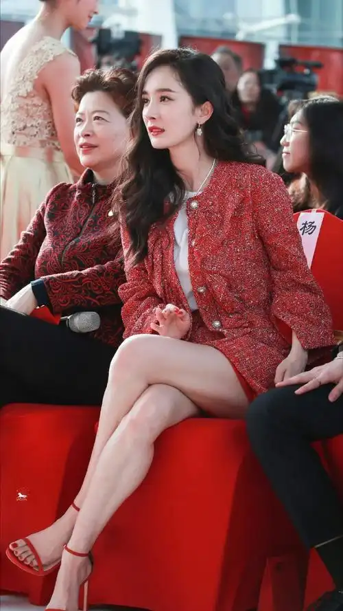 杨幂红皮衣短裙