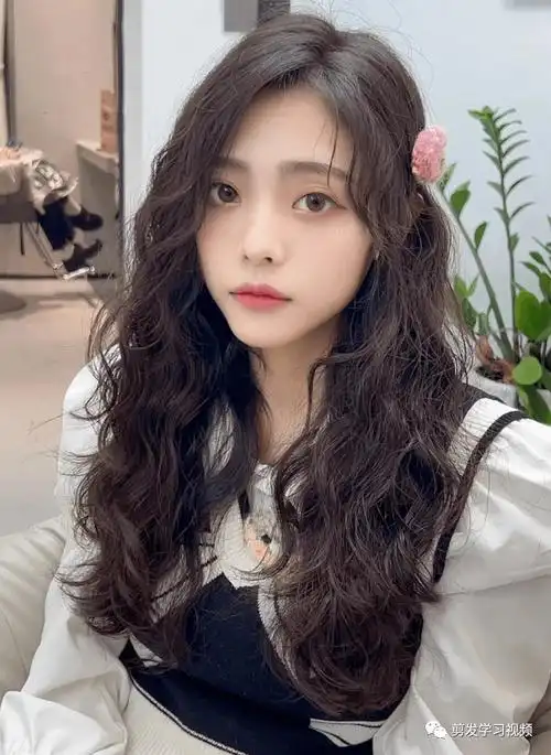 年底烫发就选"法式蛋蛋烫",减龄显气质_发型_妹子_网络