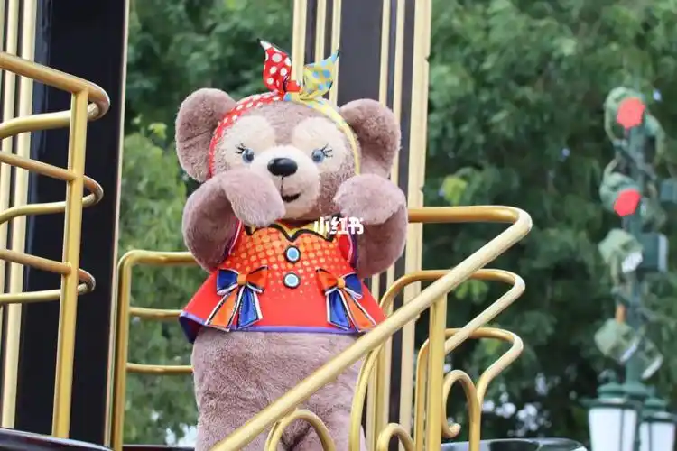 我们小熊最甜小甜玫7815#迪士尼  #雪莉玫  #上海迪士尼p9:小母熊