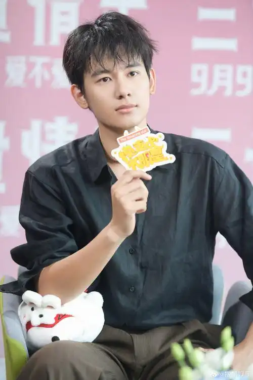 抱走吧大明星 x@演员胡先煦专访来喽～#胡先煦说三贵情史满足了所有