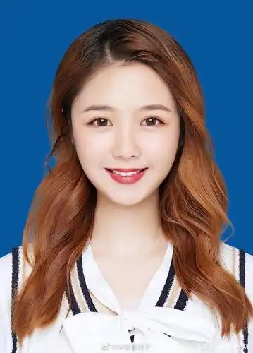 "无意间发现女朋友的高中素颜证件照后……"