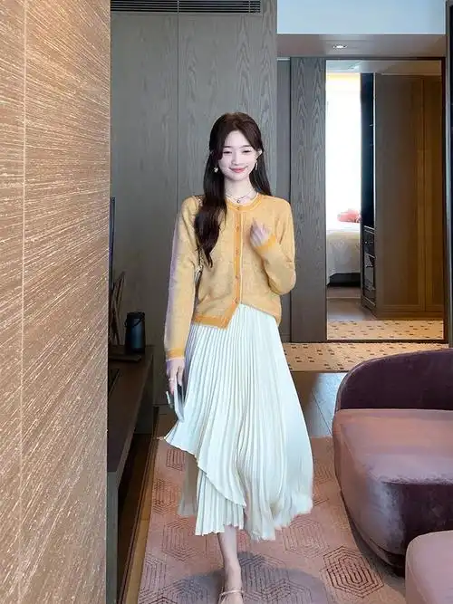 白色百褶裙搭配什么上衣这样穿时髦好看又有品位