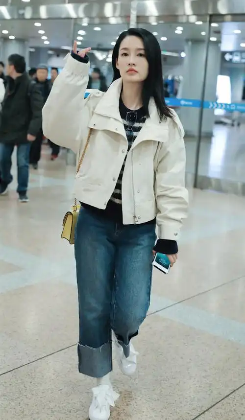 李沁机场秀终于栽了短夹克配卷边牛仔裤90斤穿成了120斤