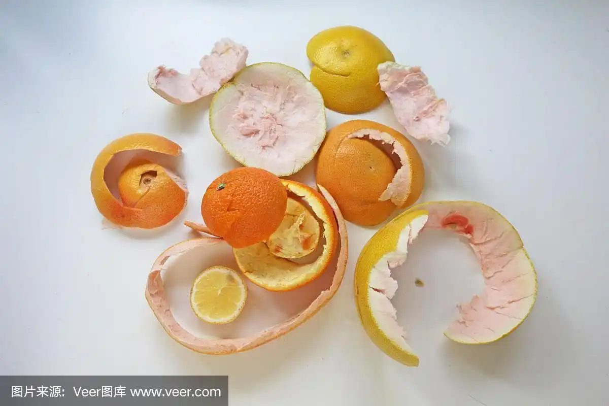 白色背景上的柑橘类水果的废弃果皮