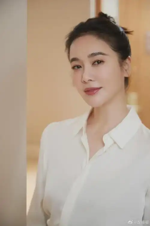 45岁左小青美得惊艳无比真不像奔五的人像个30岁出头的小姑娘