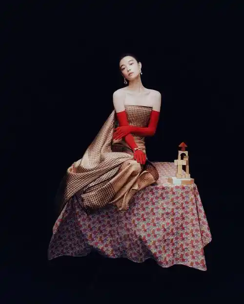 倪妮仙境六月刊封面,一身长裙,身材秀出蝴蝶腿,美得不像话_印花_时尚