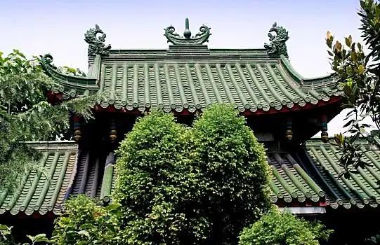 琉璃瓦,背景郊外在树下的房子琉璃瓦从故宫远眺北海白塔,北京房瓦