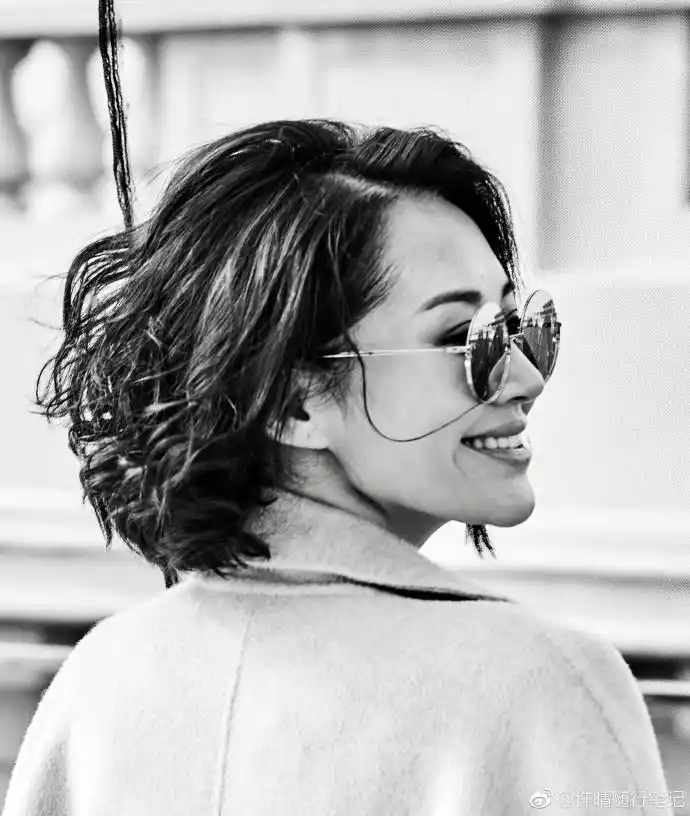 许晴身穿风衣拍黑白写真短发亮眼露齿甜笑梨涡醉人