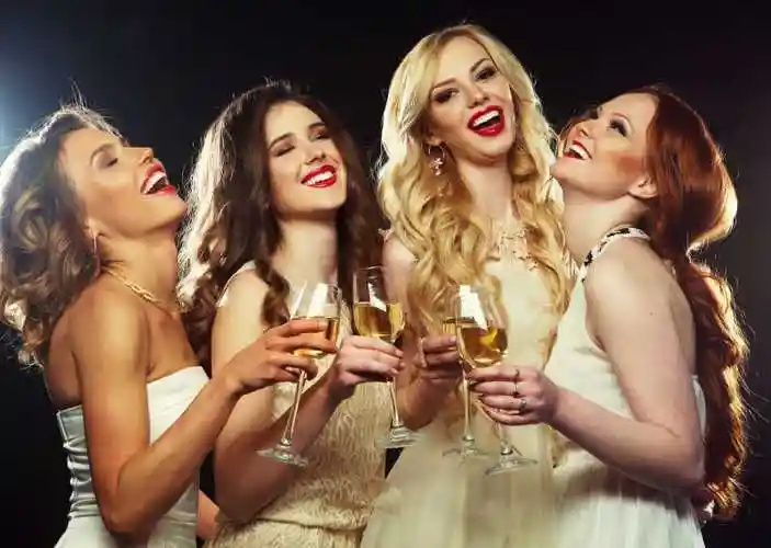 闺蜜聚会香槟酒cheers的镜头