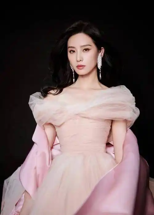 刘诗诗清冷温柔感写真,粉色抹胸长裙,绸缎披肩,诉说秋日絮语_耳环