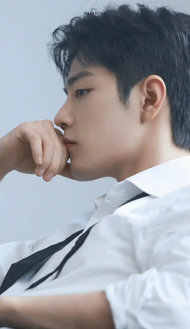 肖战白衬衫花絮照九宫格