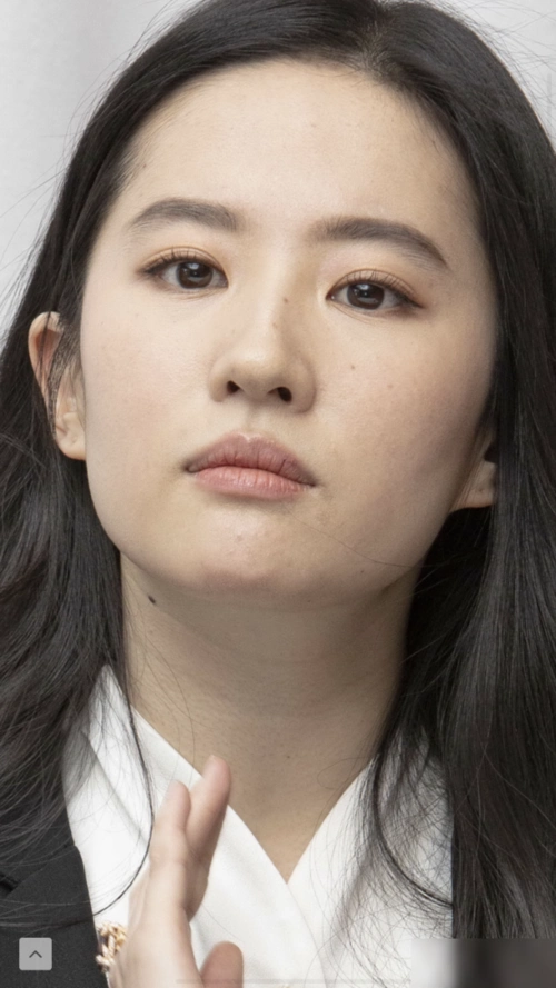 刘亦菲怼脸高清未修图曝光颈纹明显牙齿有黑斑皮肤状态真实