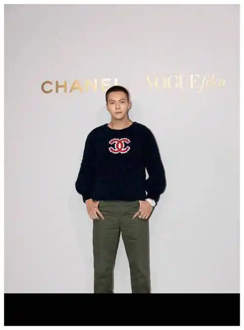 平头发型是在考验脸部,但陈伟霆控制得很完美.