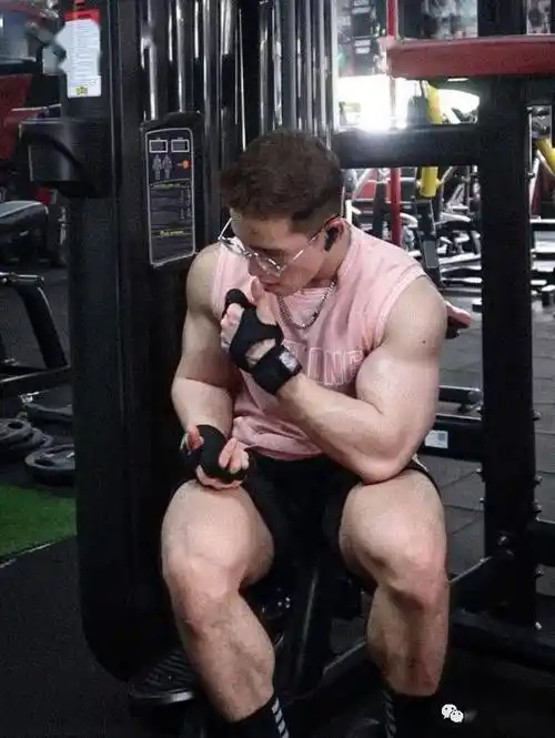 喜欢自拍的脂包肌大胸肌