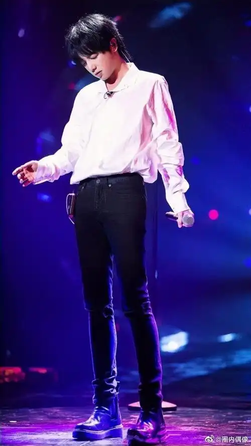 靠好身材出圈的明星#来品品华晨宇的大长腿!