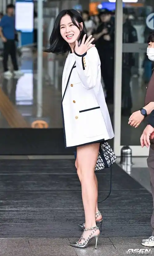孙艺珍首个官方行程亮相:容貌身材自信满分,容光焕发气质佳