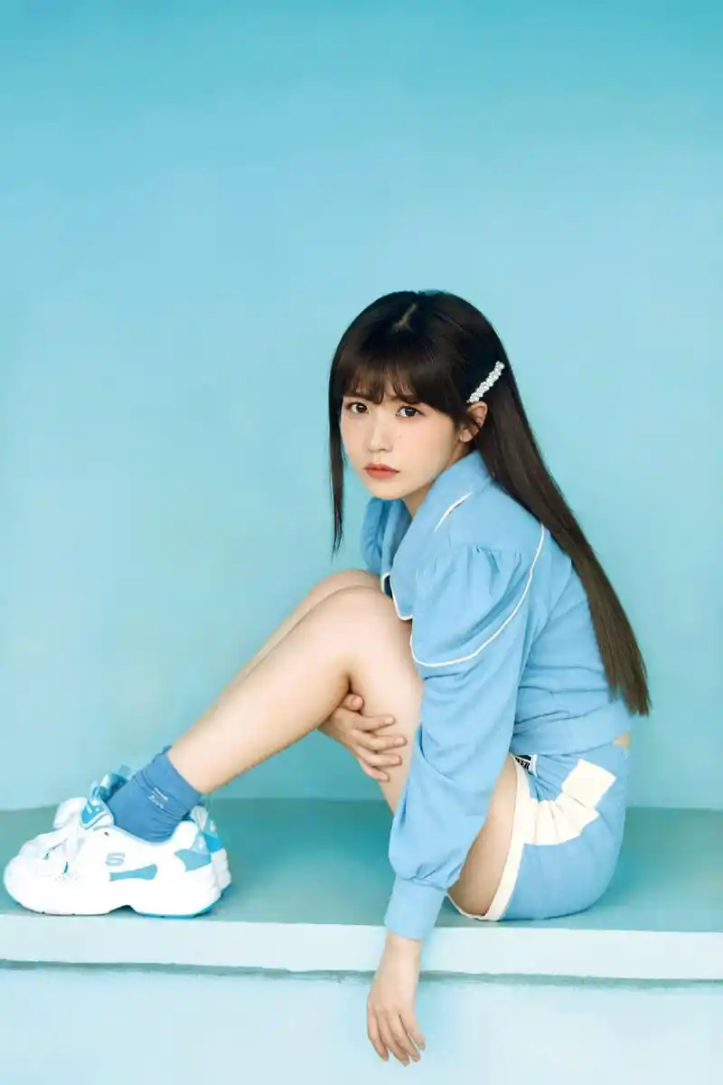 赖美云写真一组,珍珠发饰更显娇俏可爱