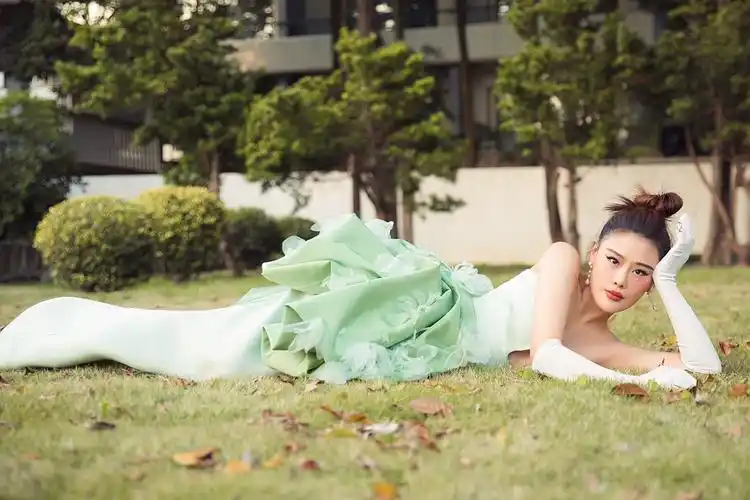 袁娅维惊艳亮相盛典 获年度最佳突破歌手