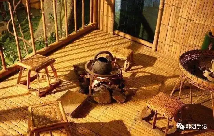 在三九寒冬,茶是芬芳,炉火正旺,三五好友围炉而坐,对饮一杯茶水,吟诗