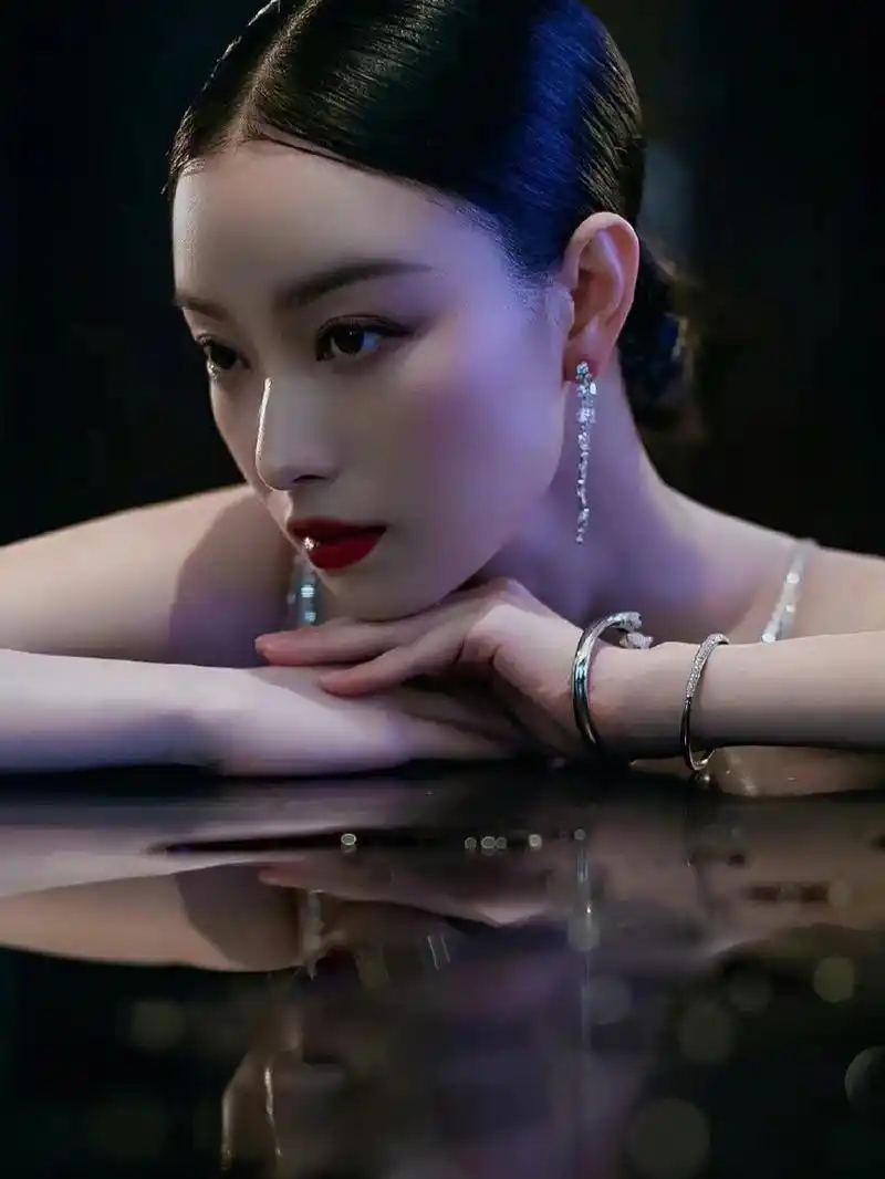 倪妮美出新境界