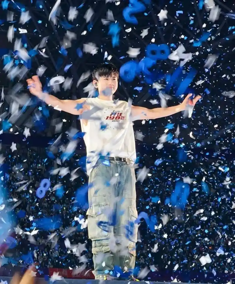 是love是live是张杰,坐上了开往1982的06,你在舞台 我在星海97