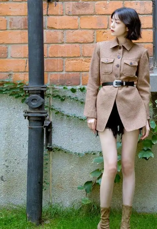 李溪芮这腿娱乐圈罕见,西装搭腰带尽显好比例,大长腿无处安放