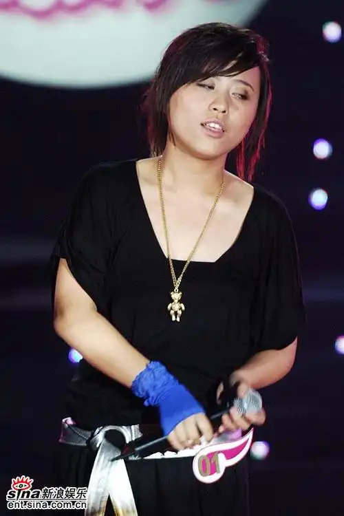 图文:超级女声总决赛8进6-韩真真认真可爱表情(3)