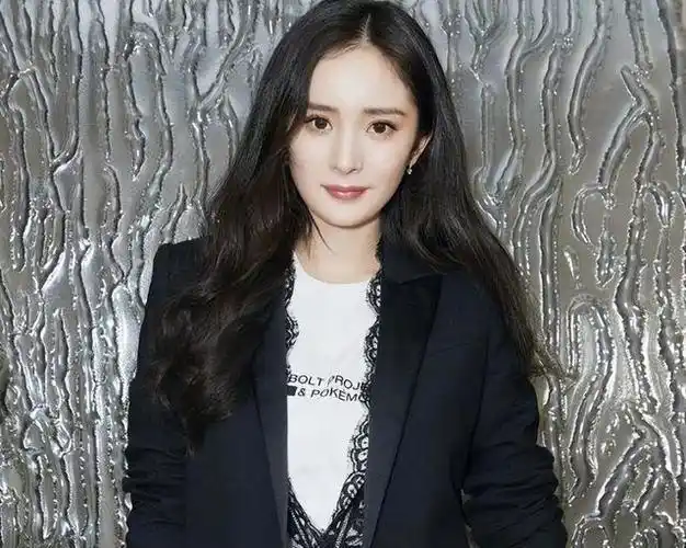 杨幂这一让,彻底暴露了"真实人品",难怪她会被嘉行"踢出局"