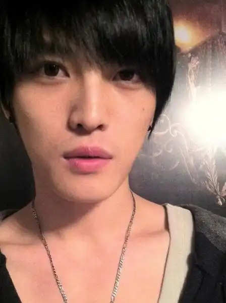 个人认为绝对是谢霆锋 因为很多在台上很帅的男明星不化妆不弄