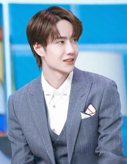 王一博越来越"狂野",半丸子头长发太酷,让人招架不住