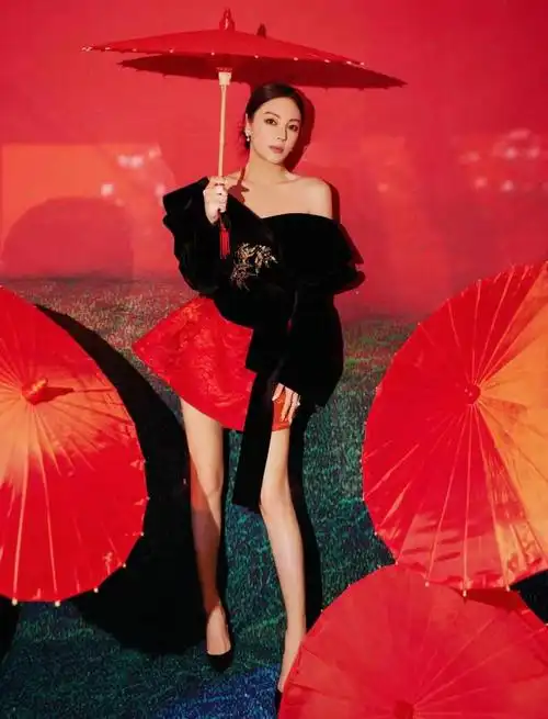 张雨绮红伞造型太惹眼露肩上衣配短裙女人味挥之不去