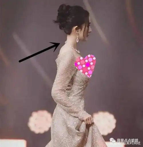 穿银光细闪修身长裙的她,能明显看出脖颈前倾,影响美感.