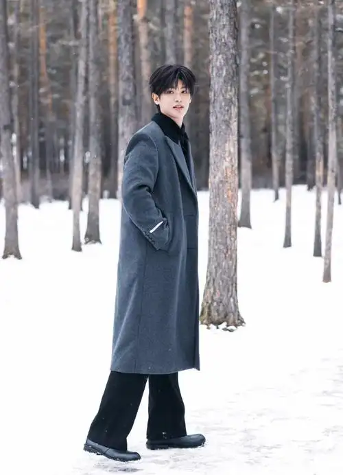 黄明昊超话·#黄明昊极限挑战#阳光透过稀疏的云层倾洒,将时间轴拉回