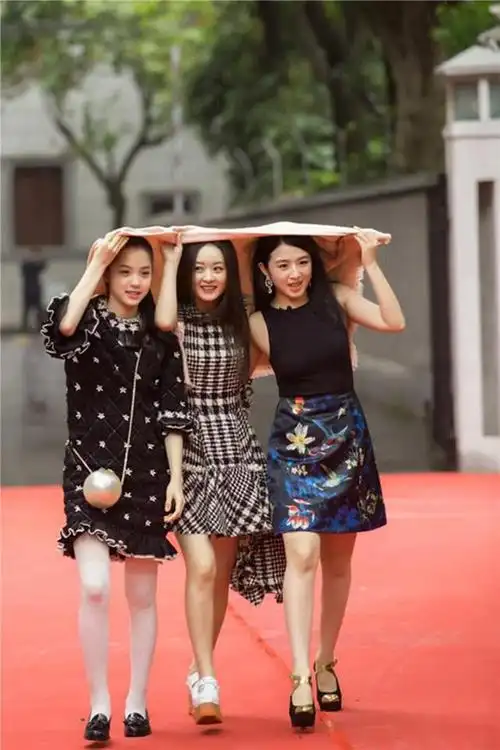 张含韵晒戴口罩自拍,被指撞脸赵丽颖,本尊却称对方有一点不如她