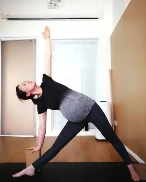 43岁蒋勤勤怀二胎拍大片,挺大肚化浓妆引热议(3)