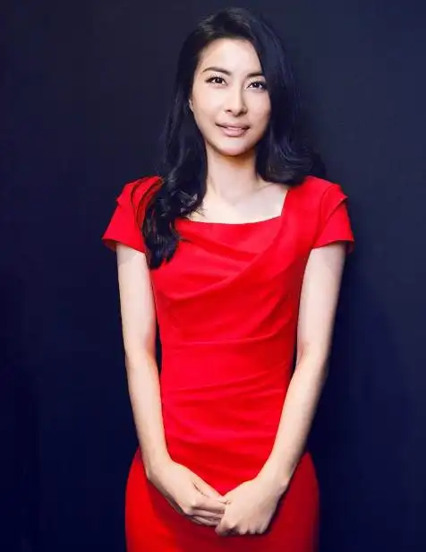 郭晶晶出席活动近照曝光,优雅大方,霍启刚变身小迷弟全程陪护