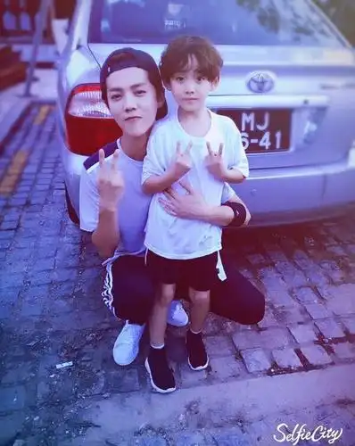 鹿晗晒与孩子合影, 网友: 鹿哥好有爱!