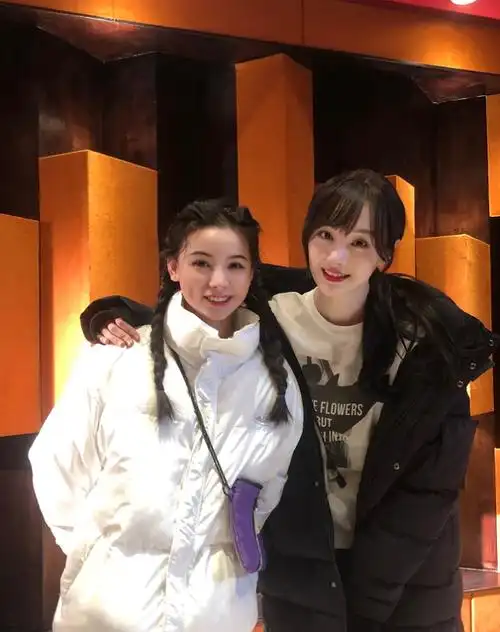 大家也能看到郑爽是非常主动的,虽然是粉丝求合影,但郑爽在合照的时候