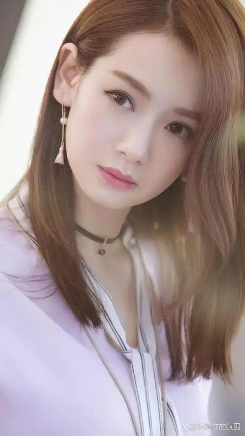 戚薇:百变女王 戚薇是演员,歌手,更是潮流引领者,她的每一次亮相都能