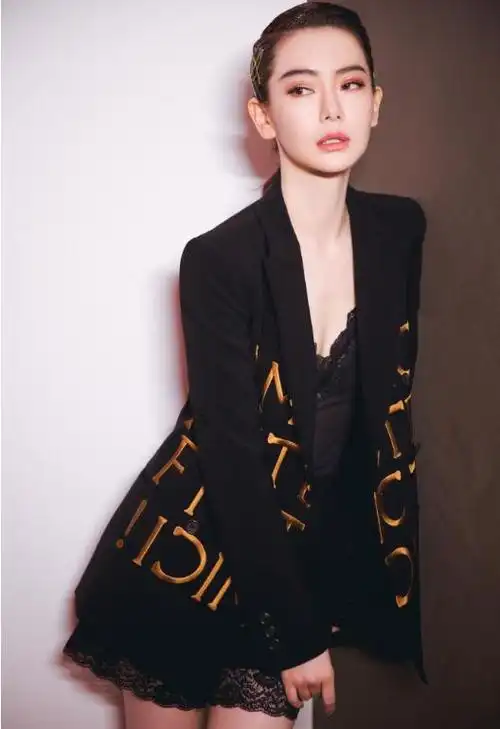 38岁的戚薇如此魅力四溢!身材傲人,尽显女神风范!