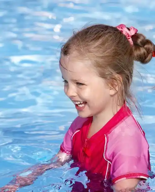小女孩在河里游泳图片孩子,游泳,小女孩一个小女孩在明亮的绿松石水的