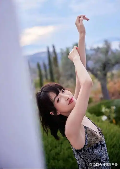 宋茜穿深v吊带魅力十足,10岁学习舞蹈,分不清哪吒和红孩儿