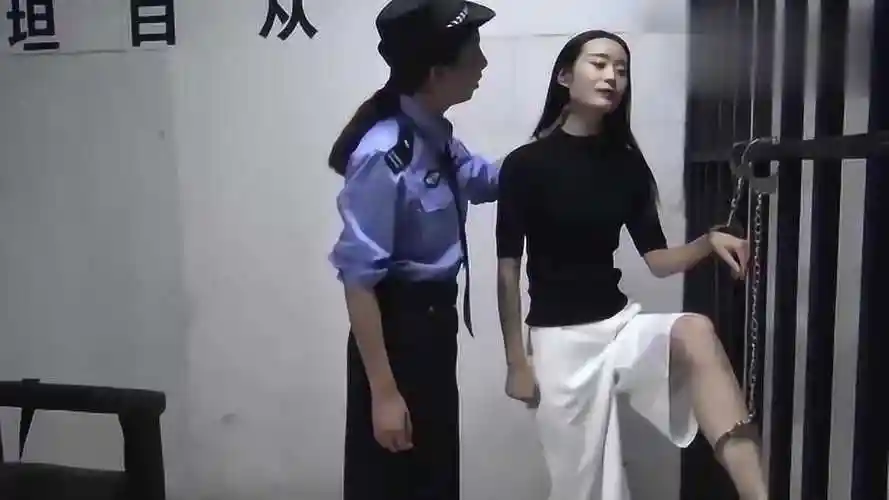梨花雨女犯人在监狱中弄出大声响女警官竟然还来这样对待她