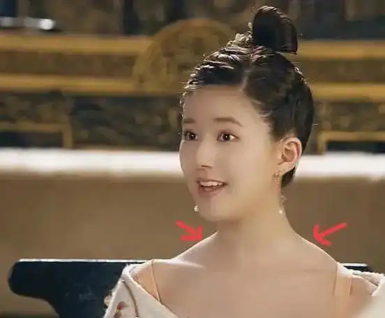 在《陈芊芊》里面,赵露思这个脖子前倾的程度,恐怕是女星中比较厉害的