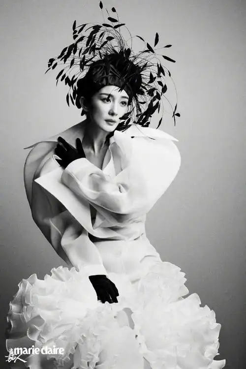 杨幂嘉人四月刊封面##杨幂油画报中人