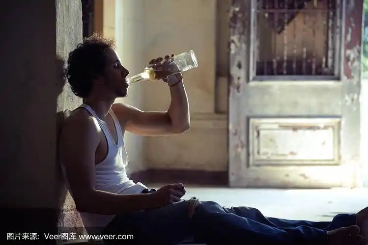 醉醺醺的男酒鬼喝威士忌的肖像