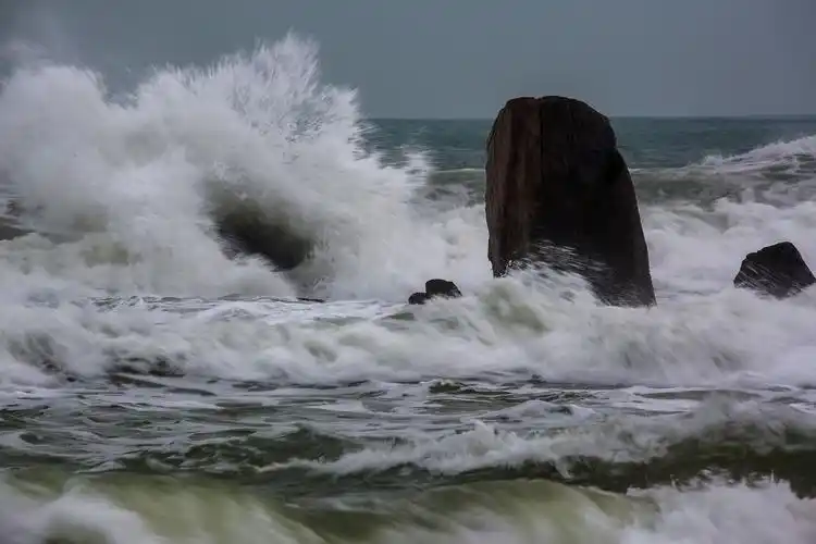 日月湾的礁石海浪
