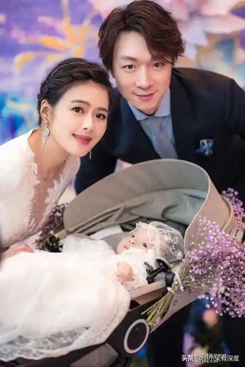 东方卫视陈辰和老公女儿合影,女儿大眼睛樱桃小口,呆萌又可爱_余笛