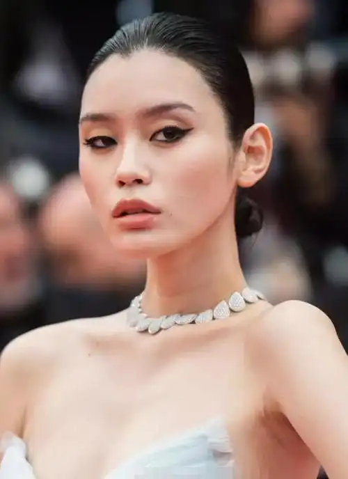 超模奚梦瑶登上戛纳,却给国人"丢了脸",网友:穿衣服不看吗?