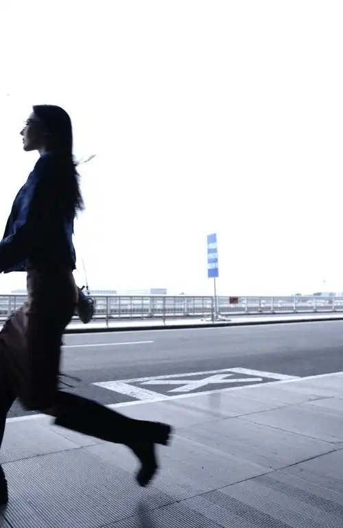 张馨予机场出发照##张馨予竹签包